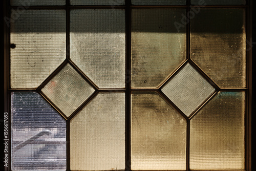 Foto A close-up of a vintage leaded glass window, featuring various panes of textured and patterned obscure glass