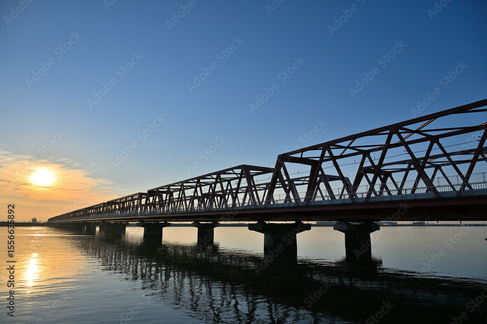 朝日に照らされ染まる木曽川大橋 朝日に照らされ染まる木曽川大橋