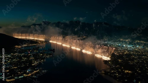 Wallpaper Mural 海辺を包む多彩なクロスバースト花火と水面の反射 Torontodigital.ca