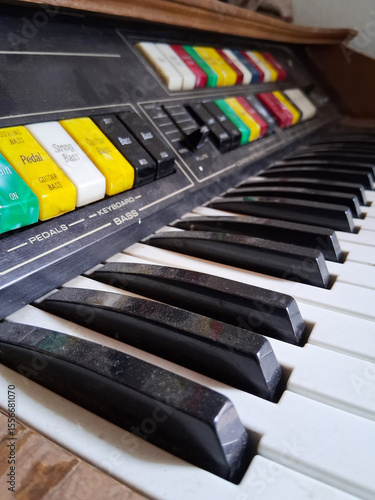 Wallpaper Mural Órgano electrónico antiguo. Fotografía en perspectiva forzada. Sensación de nostalgia.  Torontodigital.ca