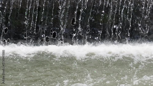 Wallpaper Mural 滝のような水しぶきのある川 Torontodigital.ca