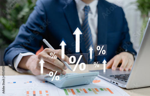 Foto Interest rates and dividend yield concept, investors calculating profits and costs, stock market returns, long term investment strategies, retirement planning, and financial success