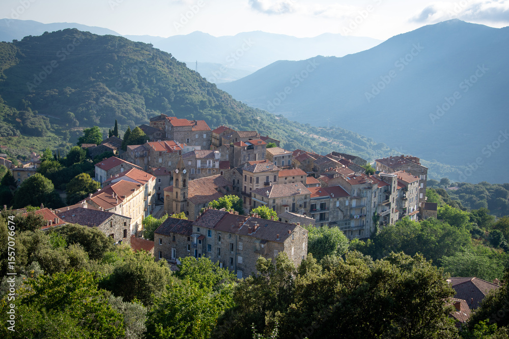Obraz premium Vue sur le village de Sainte Lucie de Tallano (Corse du Sud)