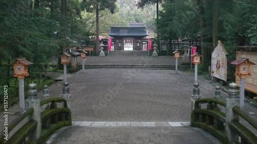 森に囲まれた格式ある厳かな神社