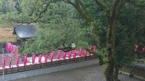森に囲まれた格式ある厳かな神社