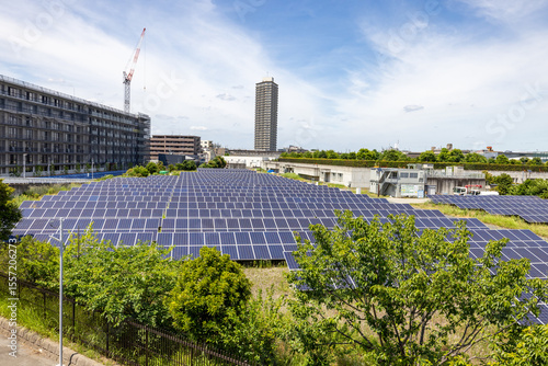 郊外のソーラーパネル