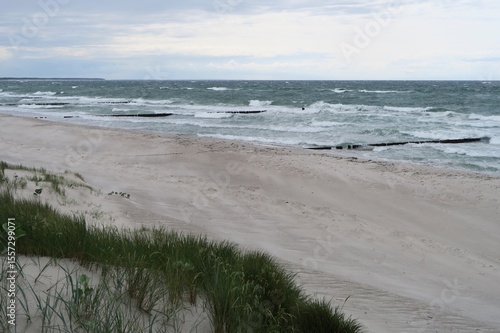 Wallpaper Mural Von oberhalb des Strandes lassen sich in Dierhagen die brandenden Wellen an den Buhnen beobachten. Der Strand gehört zu Dierhagen auf der Halbinsel Fischland in Mecklenburg-Vorpommern. Torontodigital.ca
