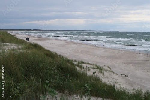 Wallpaper Mural Wellen branden am Strand des Ostseebads Dierhagen auf dem Fischland an einem stürmischen Sommertag. Die Halbinsel gehört zum deutschen Bundesland Mecklenburg-Vorpommern. Oben wächst Strandhafer. Torontodigital.ca