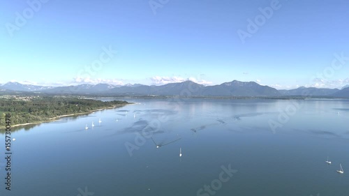 Wundervolle Sommerlandschaft am Chiemsee aus der Drohnenperspektive