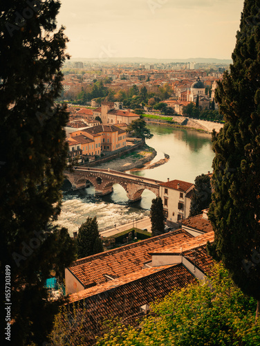 Krajobraz rzeki w środku Verony 