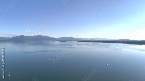 Wundervolle Sommerlandschaft am Chiemsee aus der Drohnenperspektive