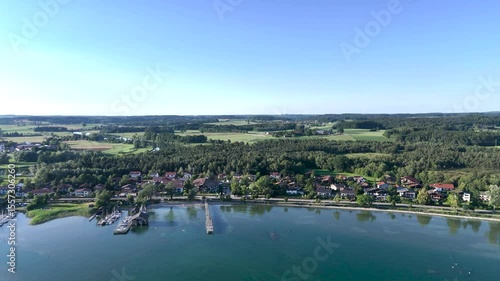 Wundervolle Sommerlandschaft am Chiemsee aus der Drohnenperspektive