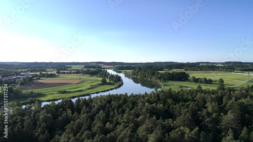 Wundervolle Sommerlandschaft am Chiemsee aus der Drohnenperspektive
