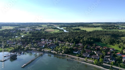 Wundervolle Sommerlandschaft am Chiemsee aus der Drohnenperspektive