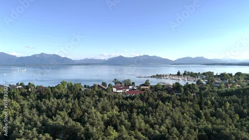 Wundervolle Sommerlandschaft am Chiemsee aus der Drohnenperspektive mit Seegelboten im Hafen