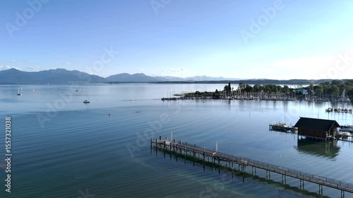 Wundervolle Sommerlandschaft am Chiemsee aus der Drohnenperspektive mit Seegelboten im Hafen
