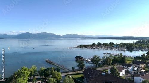 Wundervolle Sommerlandschaft am Chiemsee aus der Drohnenperspektive mit Seegelboten im Hafen