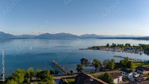 Wundervolle Sommerlandschaft am Chiemsee aus der Drohnenperspektive