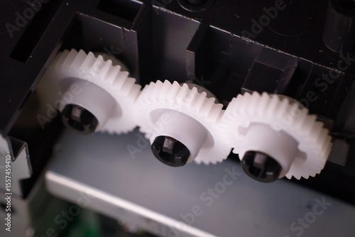 家電製品の基盤内部のプラスティックの歯車