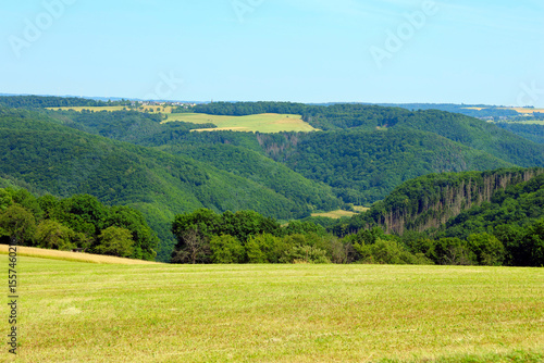Blick ins Baybachtal im Hunsrück vom Wanderweg Moselsteig Seitensprung Borjer Ortsbachpädche bei Burgen an der Mosel im Landkreis Mayen-Koblenz in Rheinland-Pfalz. 