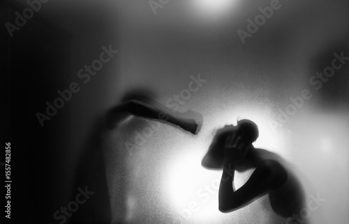 Photos Men hitting women behind the frosted glas