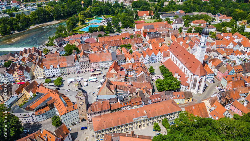 Obraz premium Landsberg am Lech, charming Bavarian town captured from drone. Historic old town, Lech River, Mariä Himmelfahrt Church, aquapark, small waterfall and colorful summer scenery