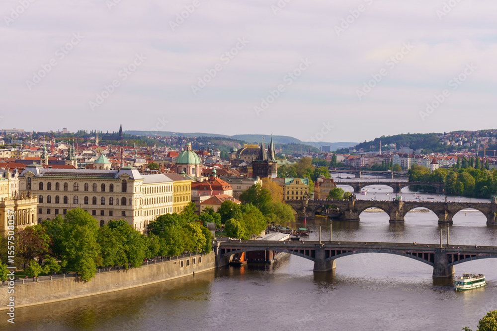 Obraz premium Panoramic view of Prague with Vltava River and historic bridges