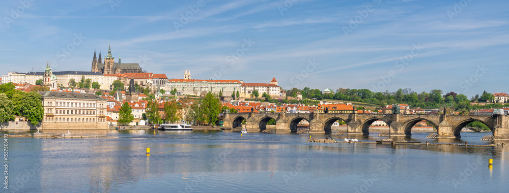 Obraz premium Panoramic view of Prague with Vltava River and historic bridges