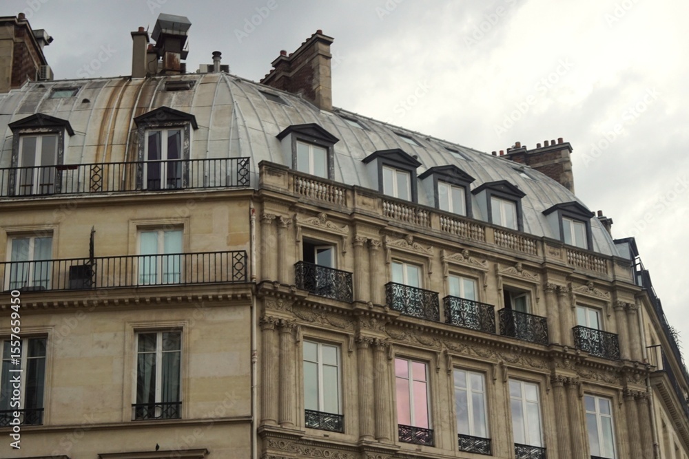 Fototapeta premium old house in paris