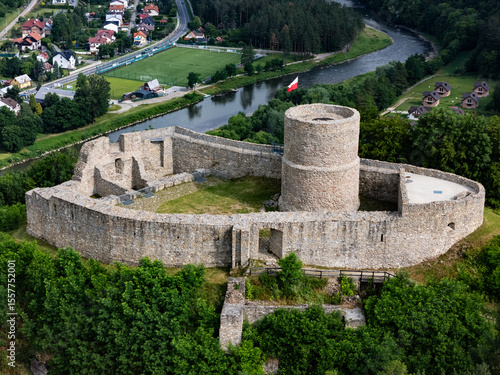 Fototapeta Naklejka Na Ścianę i Meble -  Rytro, ruiny zamku i dolina Popradu