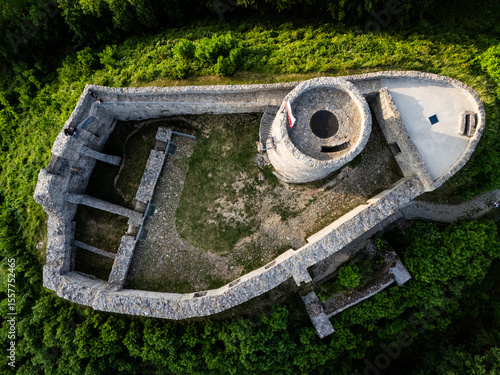 Fototapeta Naklejka Na Ścianę i Meble -  Rytro, ruiny zamku. Widok z drona