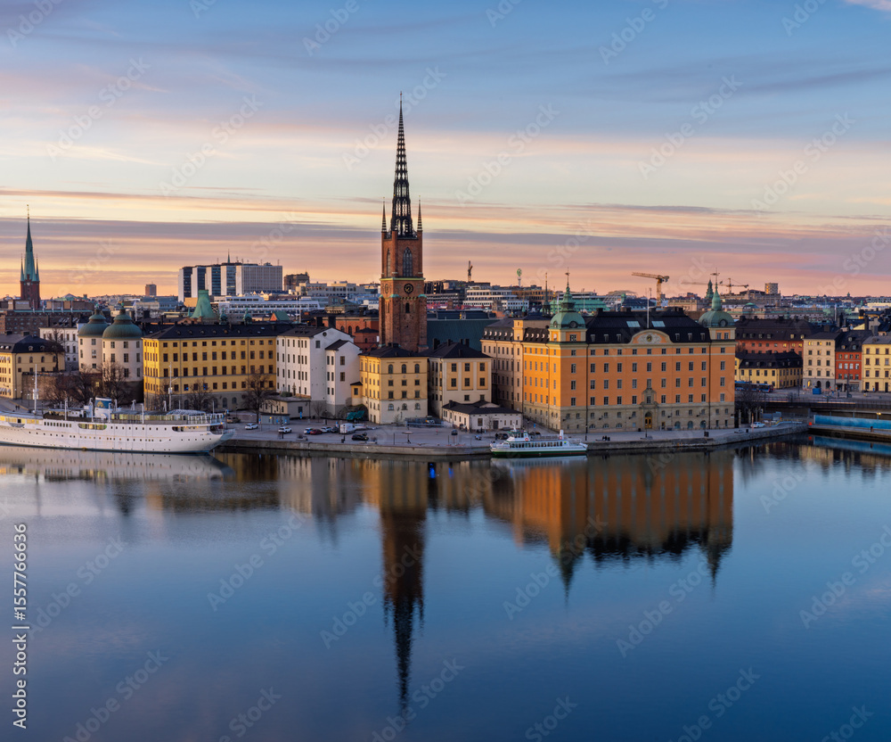 Obraz premium Sunset cityscape of Stockholm with Riddarholmen and Old Town waterfront