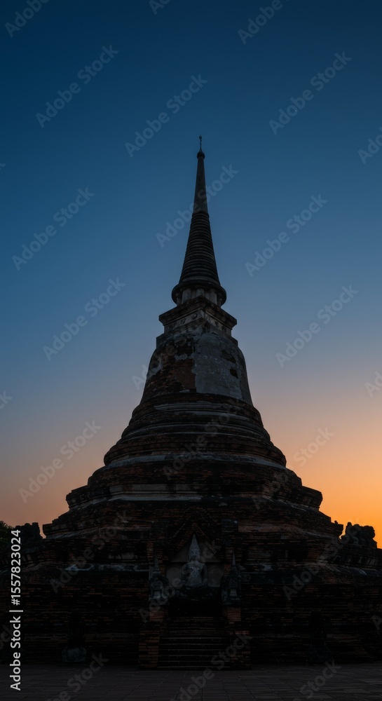 Fototapeta premium Silhouette of a Historic Pagoda at Sunset