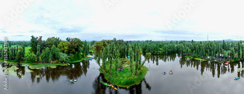 Lago y canales de xochimilco con chinampas en dia nublado