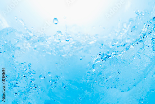 青の背景に飛び散る水飛沫.