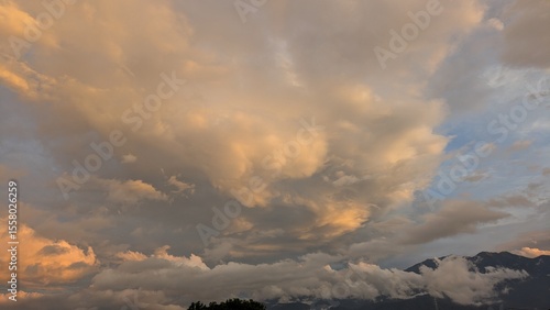 夕日に染まった雲と空