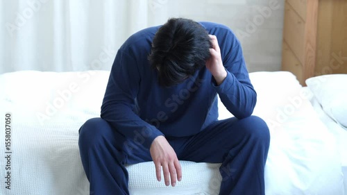 頭を抱える男性