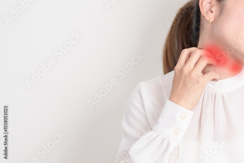 Papier peint Business woman itching Neck and body scratching for Skin Allergy from insect bite and food dermatitis