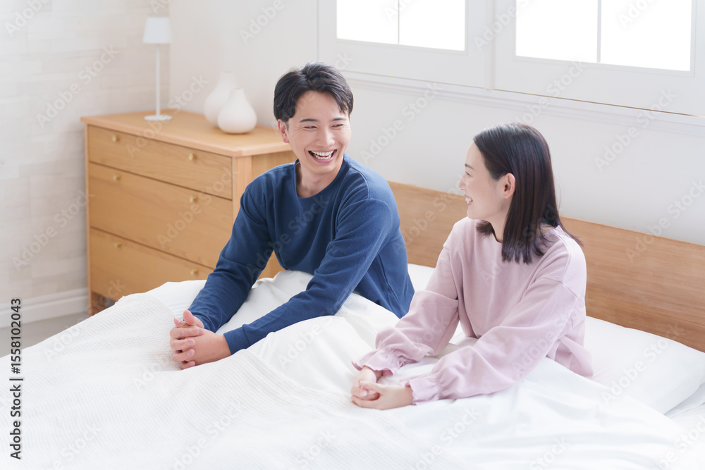 Obraz premium 朝起床した夫婦