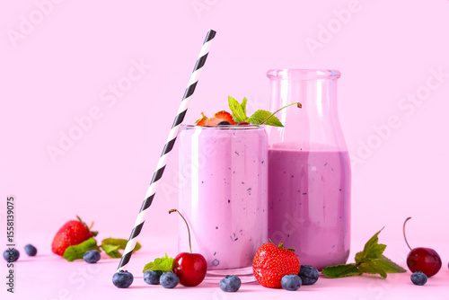 Refreshing berry smoothie i...