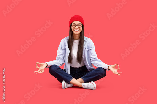 Young woman meditating on r...