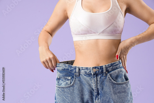 Young woman in loose jeans ...