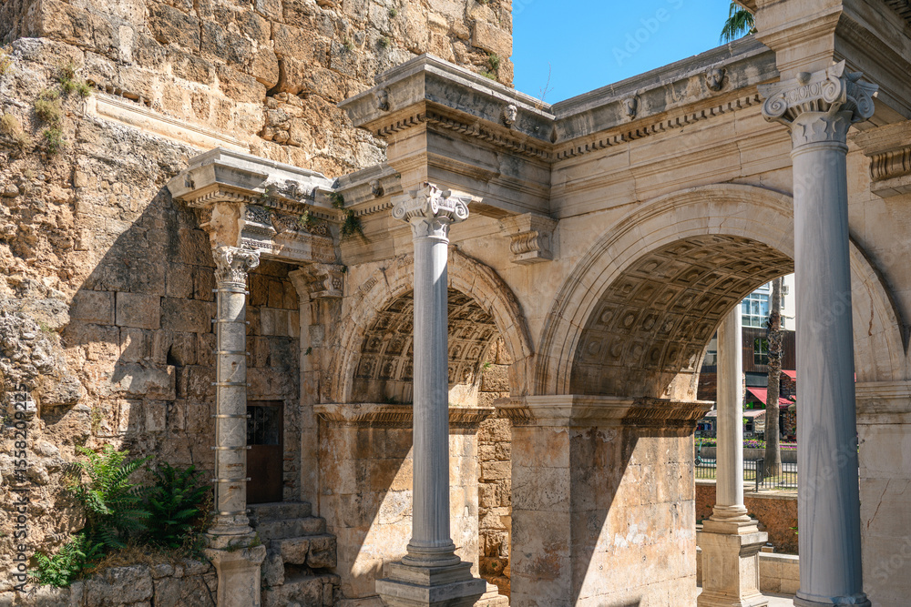 Obraz premium Hadrian Gate, also known as the Uc Kapilar, at the entrance to Antalya Old Town or Kaleici on a sunny day