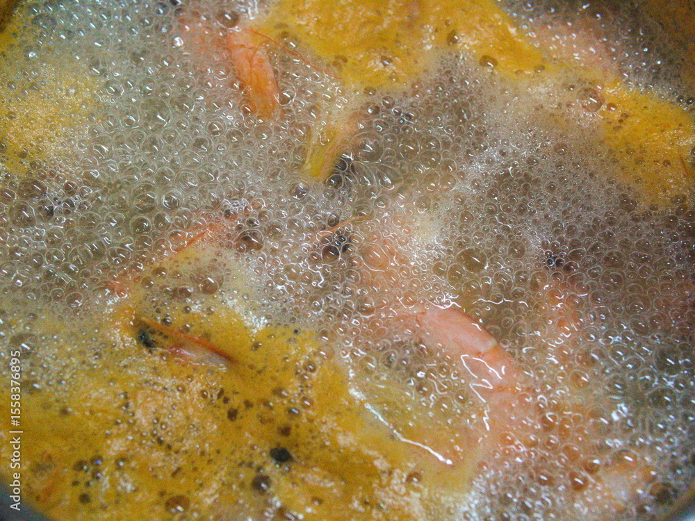 Obraz premium Cooking shrimp at home in a saucepan. Texture