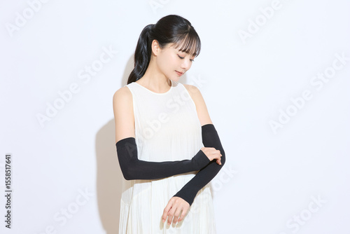 暑さ対策をする若い女性のポートレート