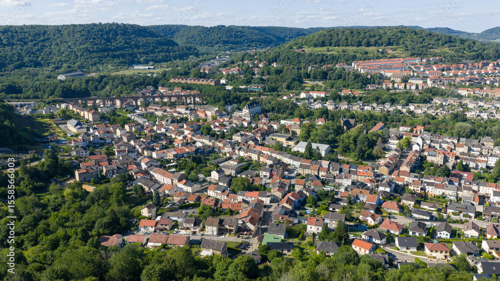Fototapeta premium vue aérienne et panoramique sur la vallée de la Fensch en Lorraine, ancienne région sidérurgique et minière en France, avec les villes de Knutange, Nilvange, et Hayange