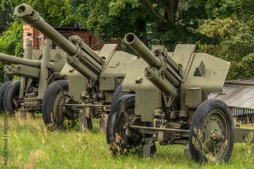 mehrere Haubitzen der Artillerie aus dem Zweiten Weltkrieg mehrere Haubitzen der Artillerie aus dem Zweiten Weltkrieg