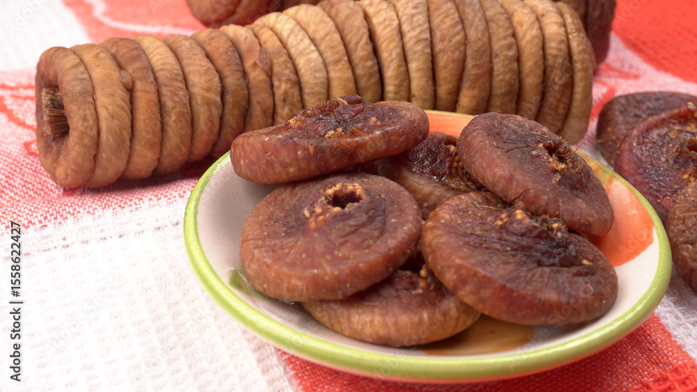 Obraz premium Fresh Figs or Anjeer fruit healthy vegan food concept organic dry fruits on wooden background.