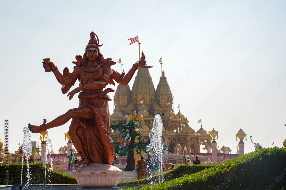 Obraz premium Intricately Crafted Statue of Hindu Lord Shiva in Nataraj Pose