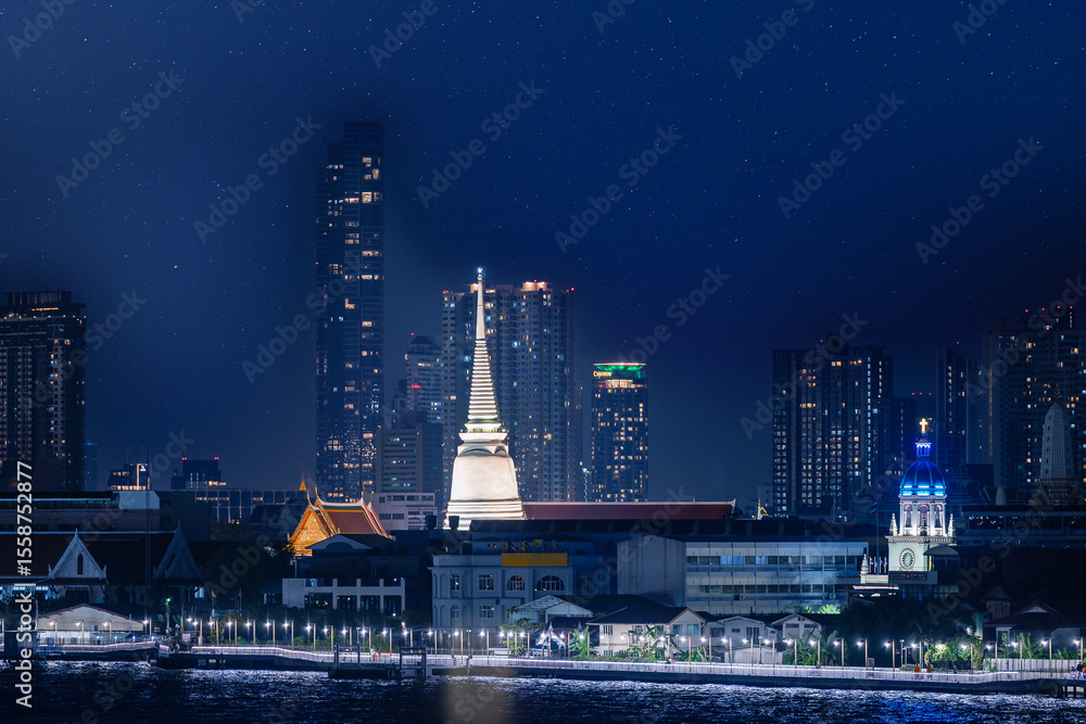 Fototapeta premium Beautiful night view of Wat Arun in Bangkok with stunning cityscape
